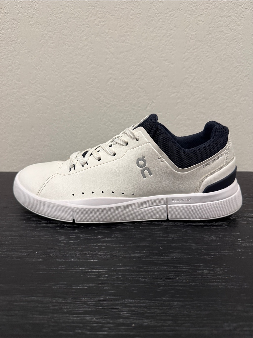 Men’s Size 8 The Roger On Running White and Navy Low-Top CloudTec Sneaker